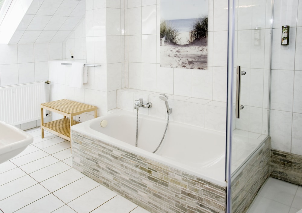 Deep soaking bathtub