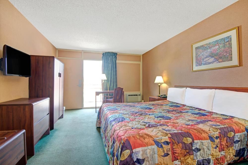 Knights Inn Wheeling - photo 2
