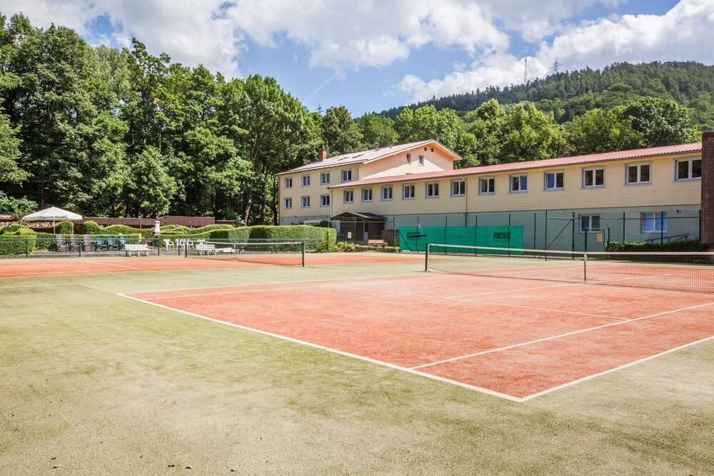 Tennis court