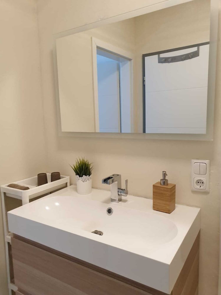 Bathroom sink