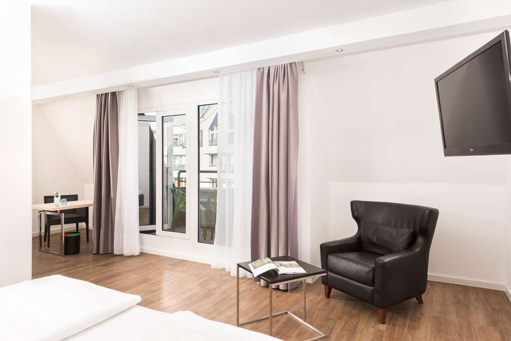 Scandic Berlin Kurfu rstendamm Room Standard Balcony TR Hard Floor th Floor