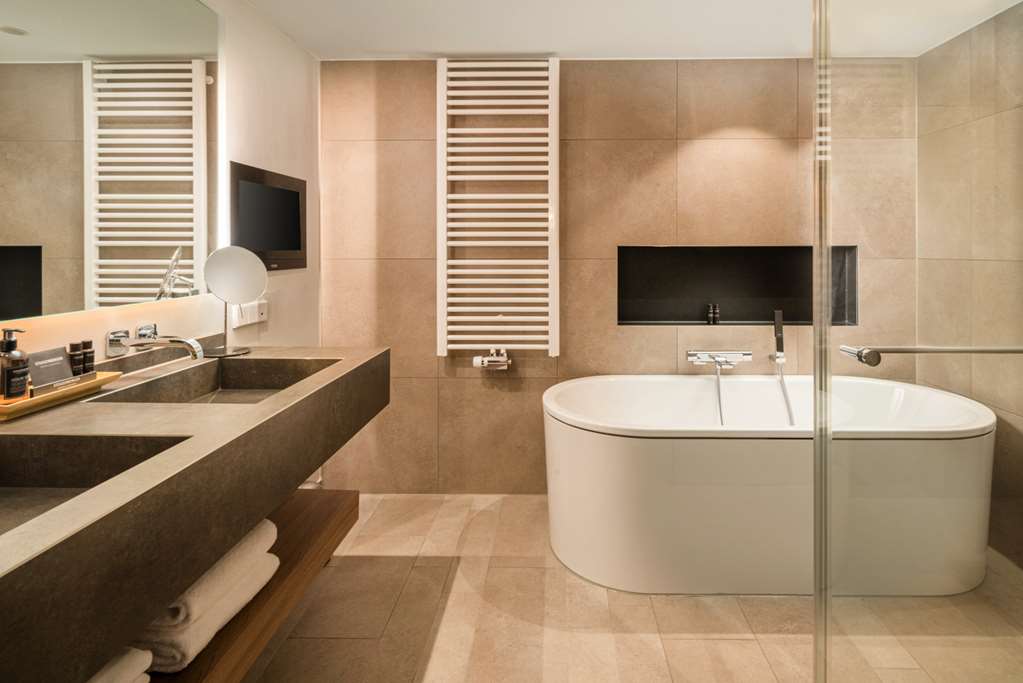 Steigenberger Hotel Hamburg, Germany - Junior Suite bathroom