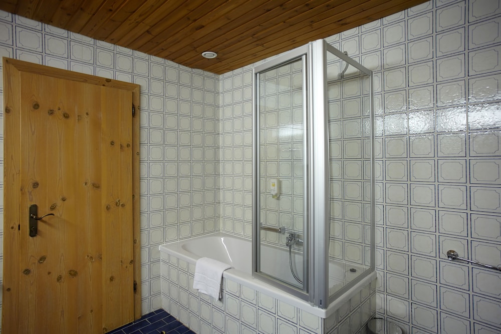 Deep soaking bathtub