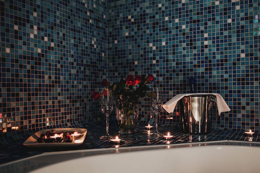 Indoor spa tub