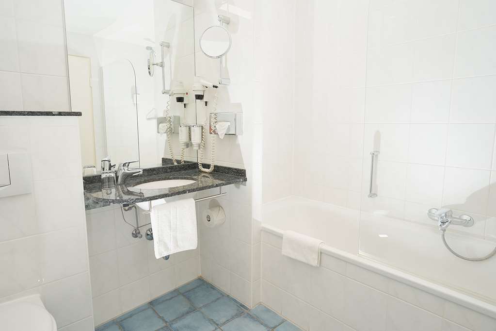 Double room main house - bathroom