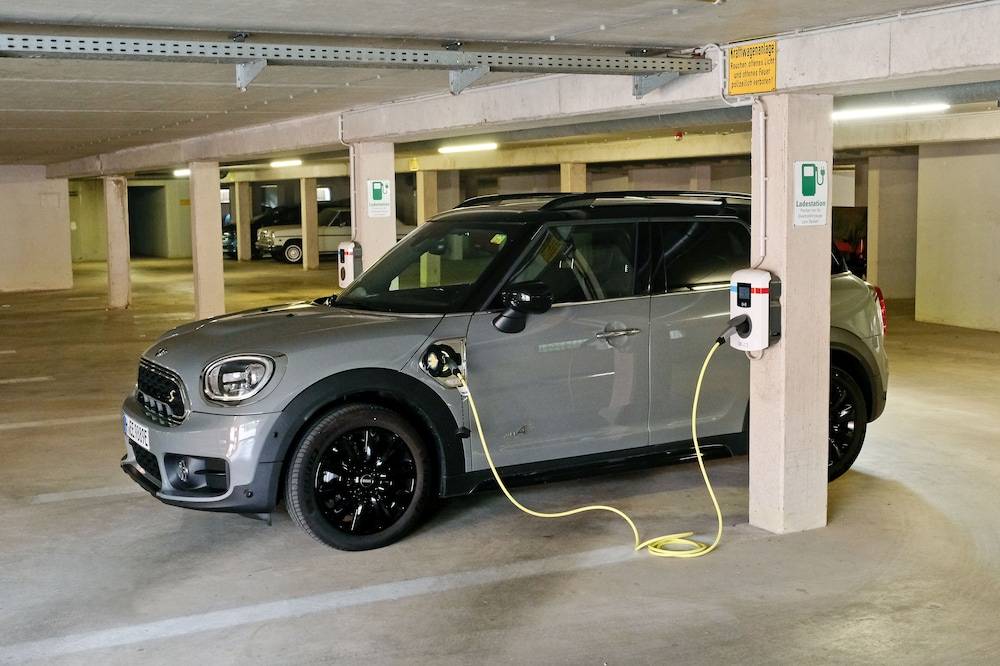 Electric vehicle charging station