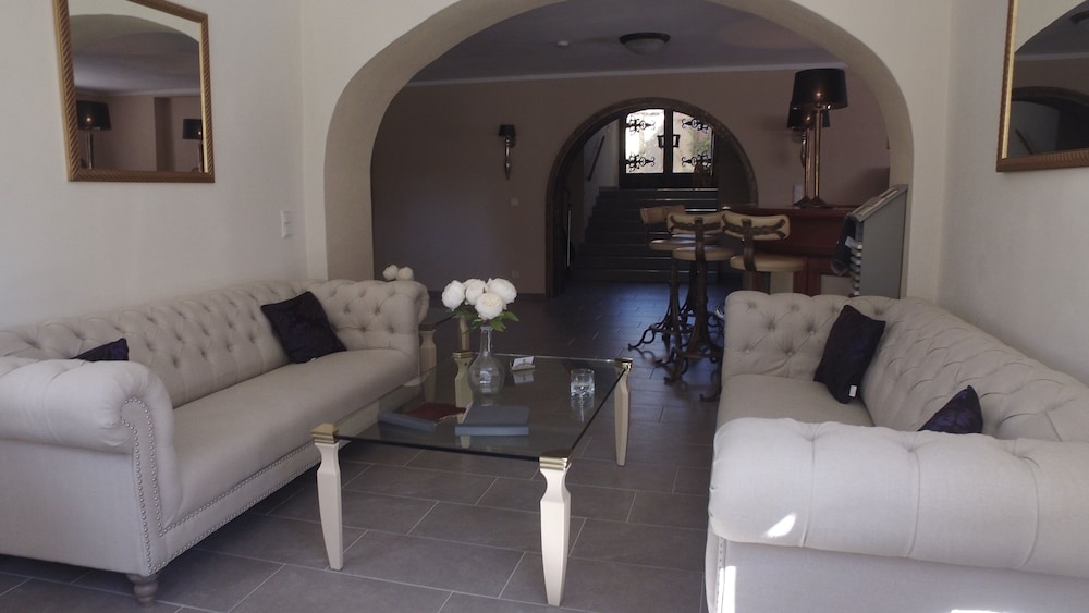 Lobby lounge