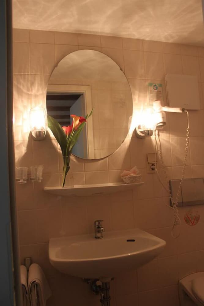 Bathroom sink