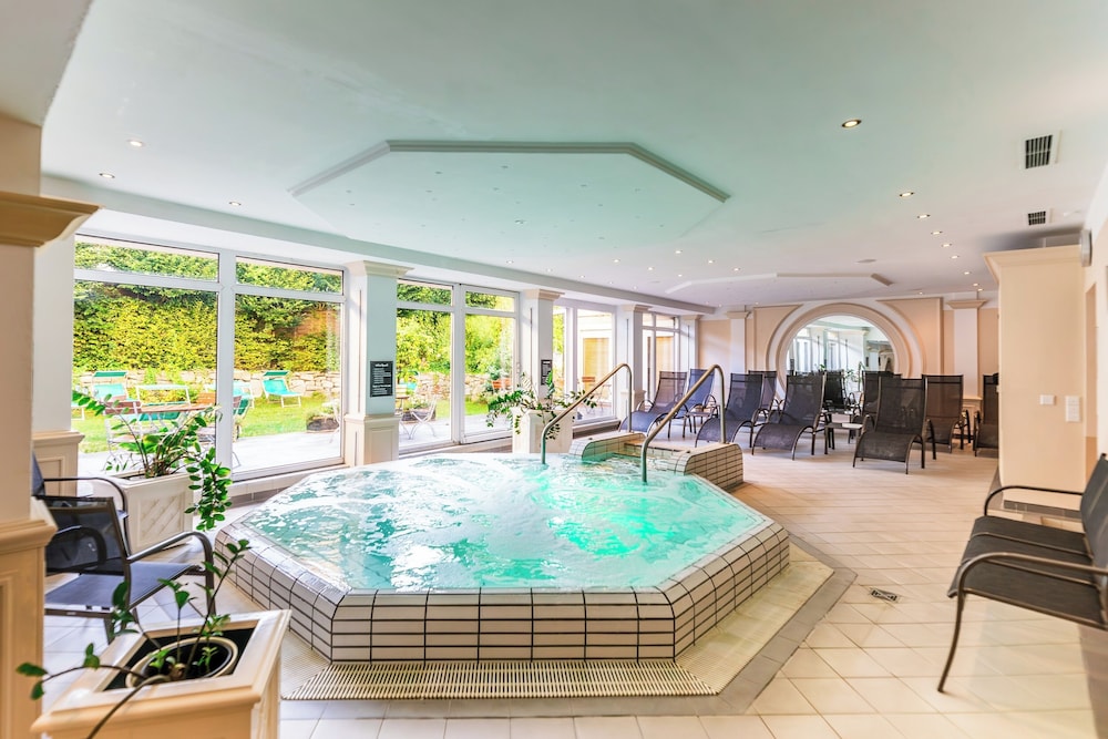 Indoor spa tub