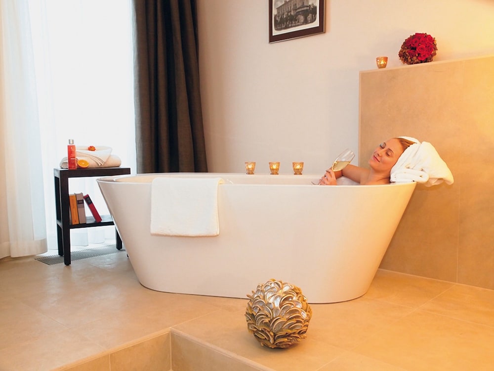 Deep soaking bathtub