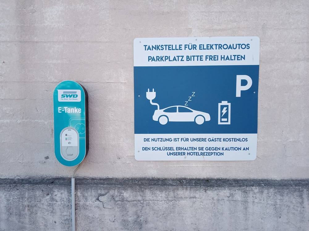 Electric vehicle charging station