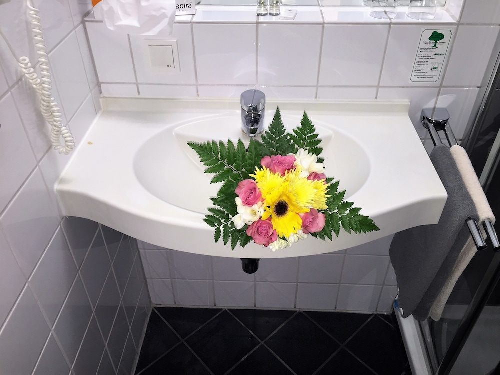 Bathroom sink