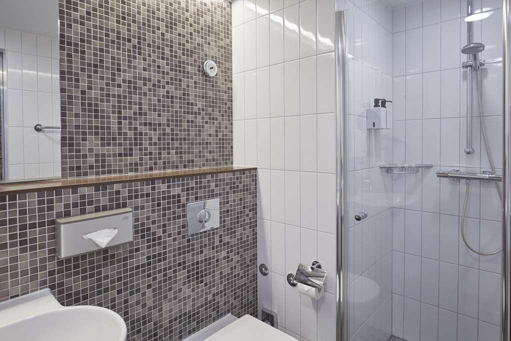 Scandic Berlin Potsdamer Platz room standard bathroom shower