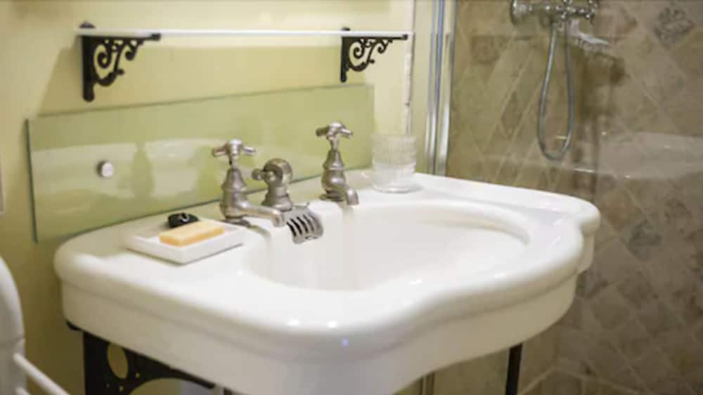 Bathroom sink