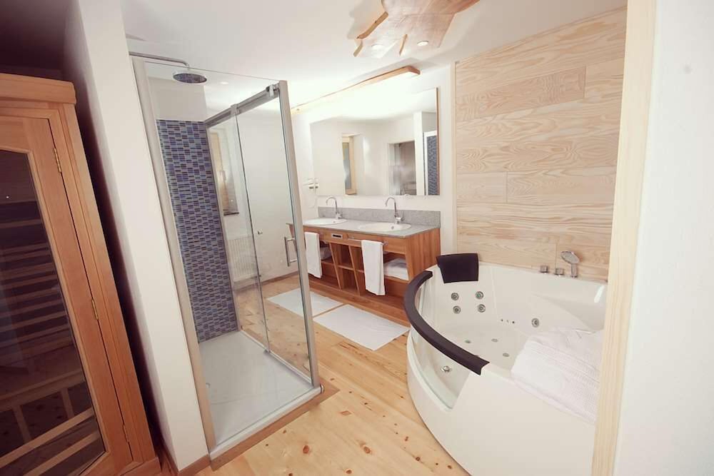 Private spa tub