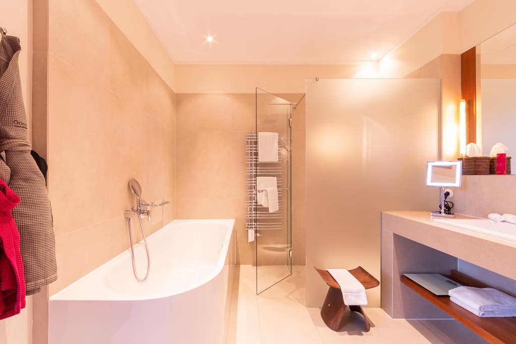 Orania bathroom with bathtub right Fridolin Full high res
