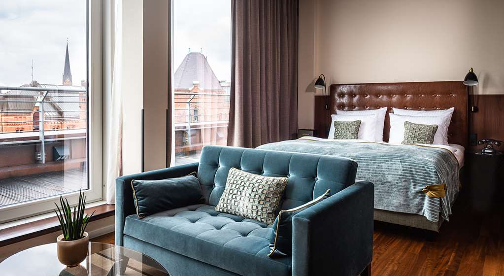 ameron speicherstadt zimmer juniorsuite speicherstadt bett couch fenster quer