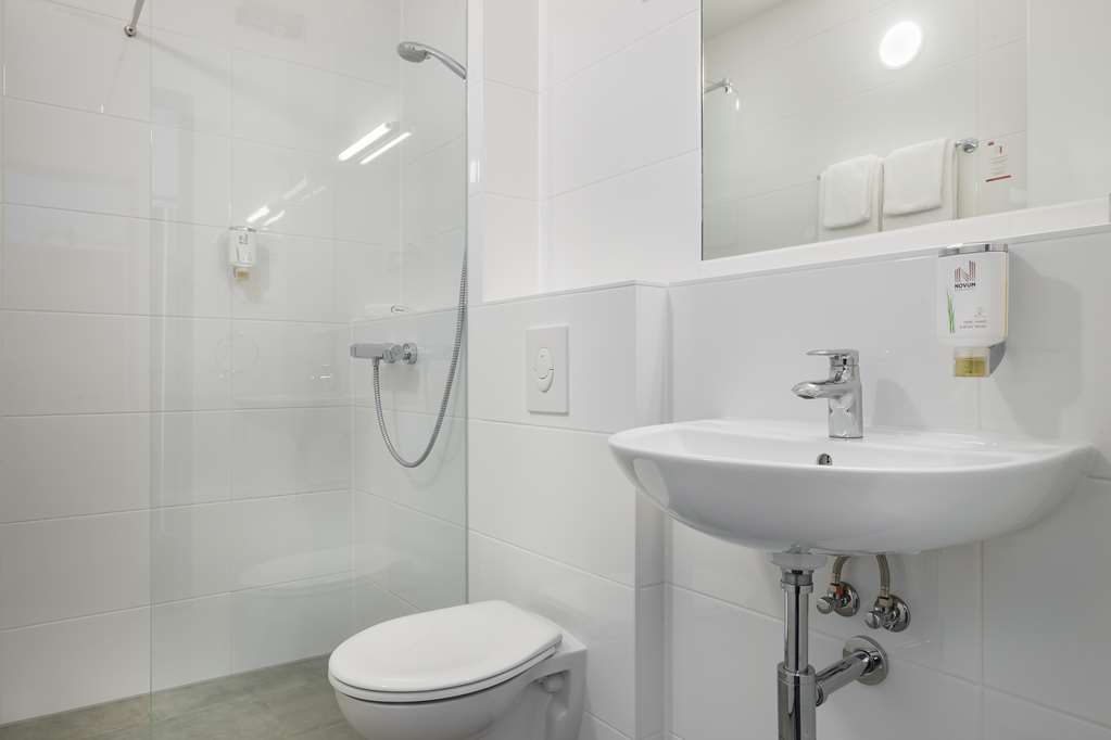 Standard double room Bath Novum Hotel Bruy Stuttgart