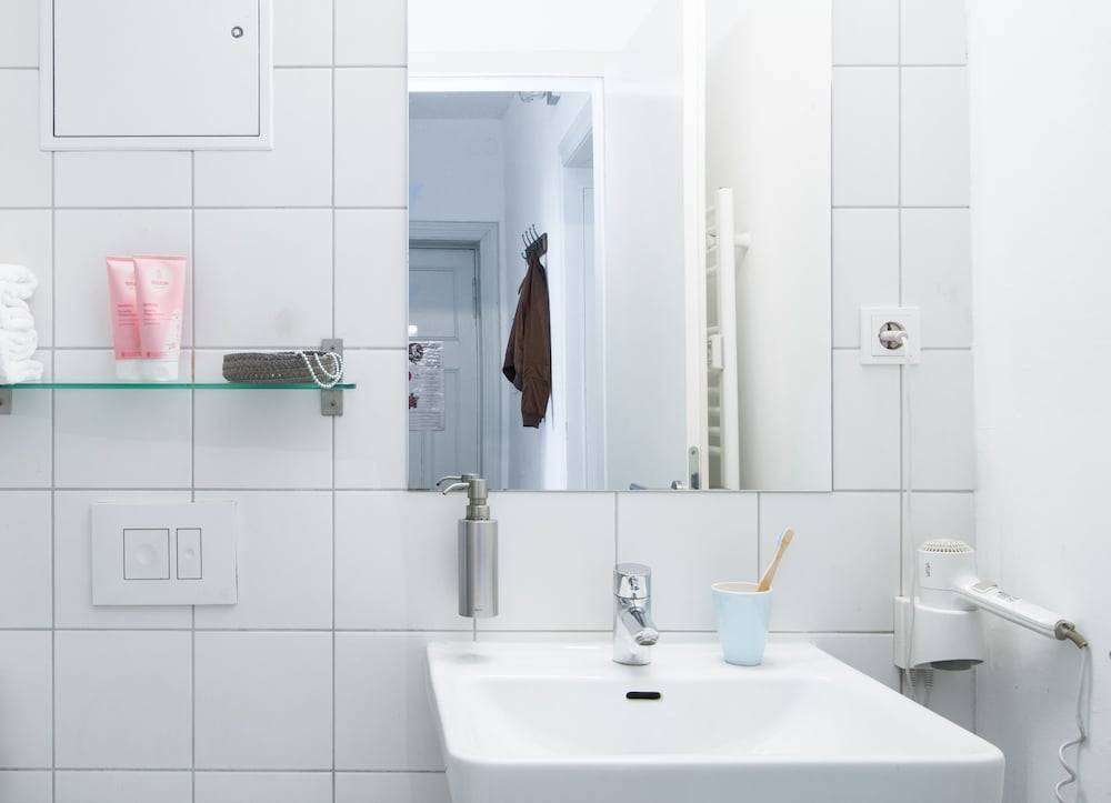 Bathroom sink