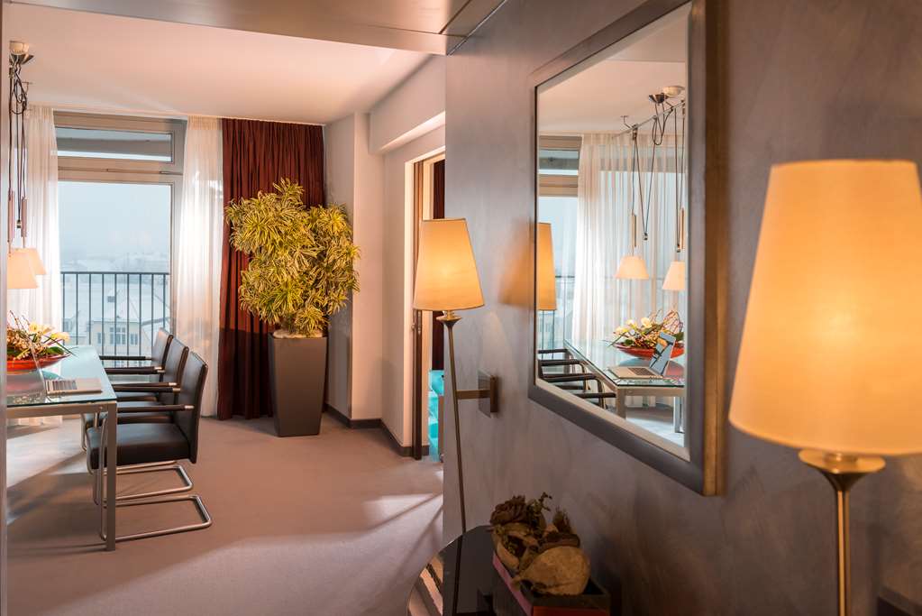 AUG Rooms Suite A