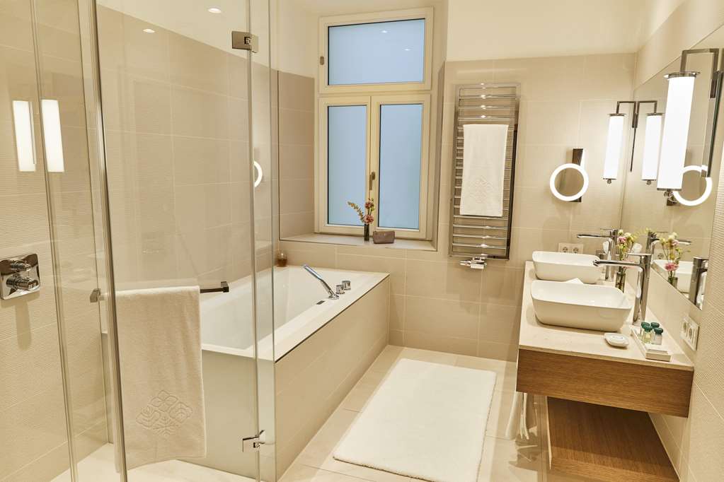 MUC1_Executive Suite Bathroom.jpg