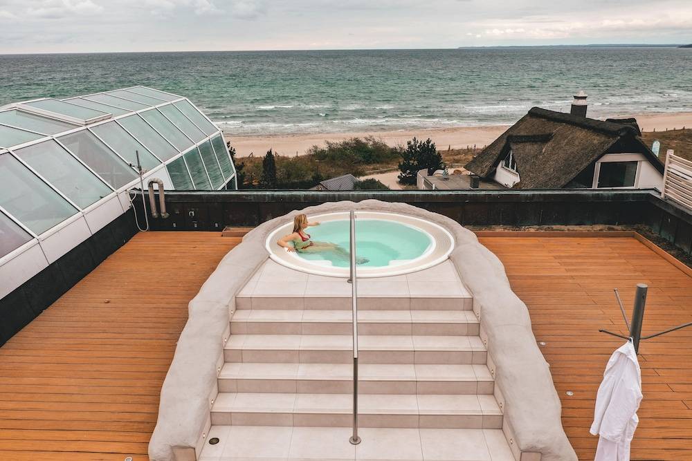 Outdoor spa tub