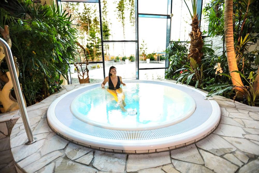 Indoor spa tub