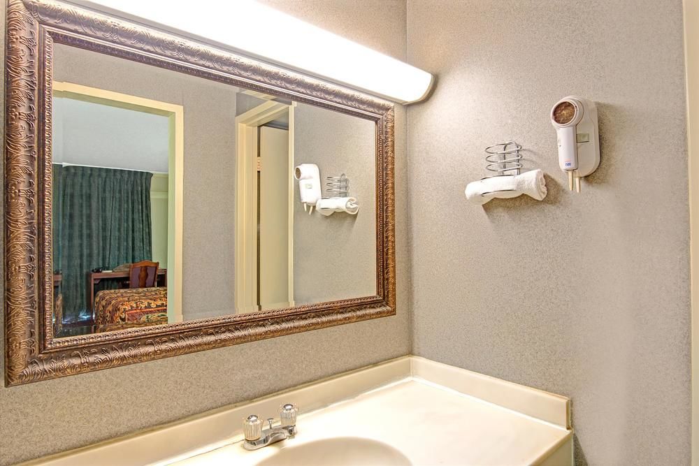 Knights Inn Wheeling - photo 3