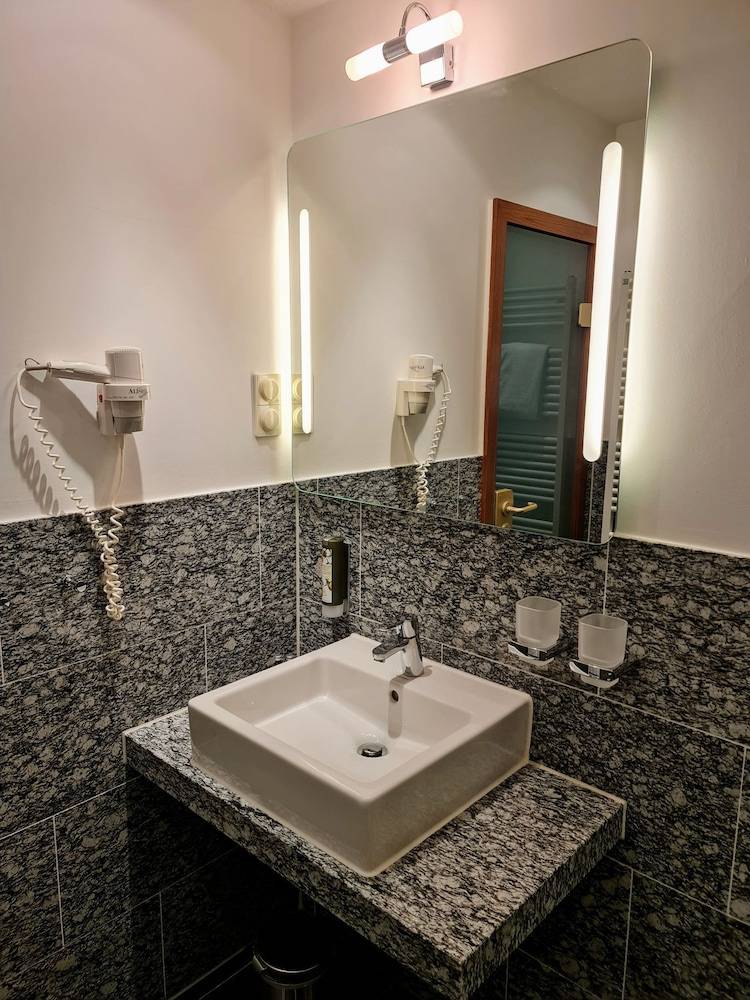 Bathroom sink
