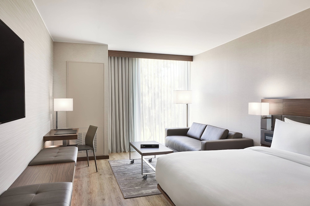 AC Hotel by Marriott Phoenix Biltmore - photo 5