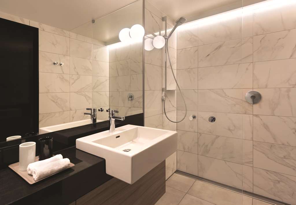 adina apartment hotel hamburg speicherstadt studio bathroom