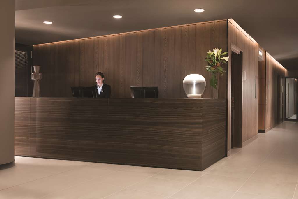 adina apartment hotel frankfurt reception