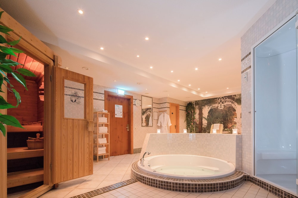 Indoor spa tub