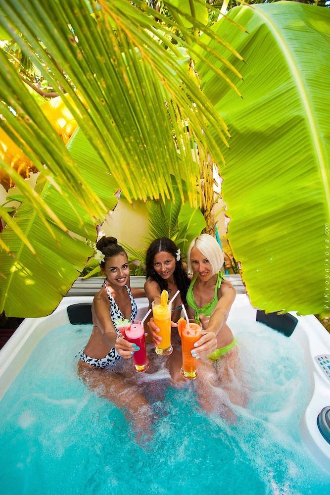 Outdoor spa tub