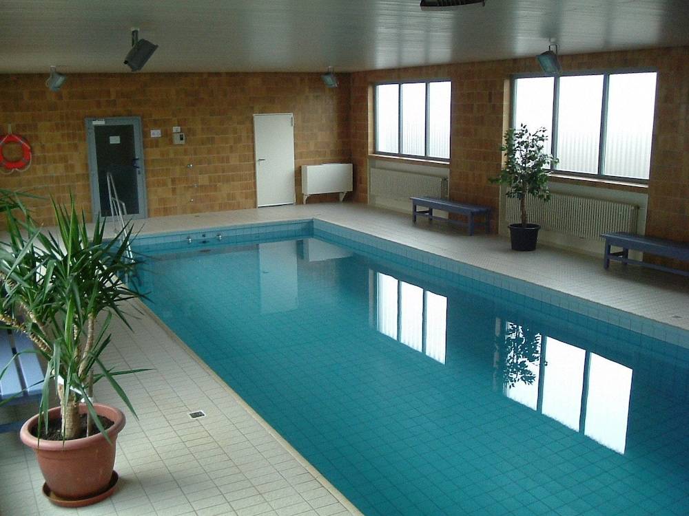 Indoor/outdoor pool