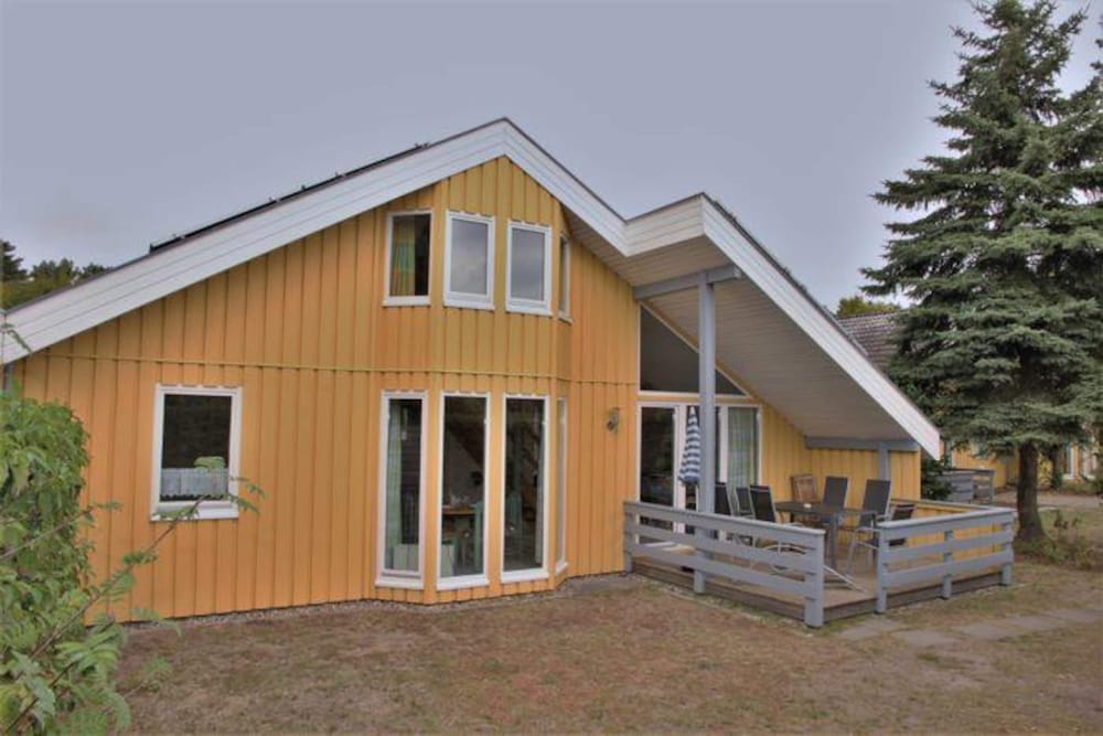 Lakeside Calm With Family Charm