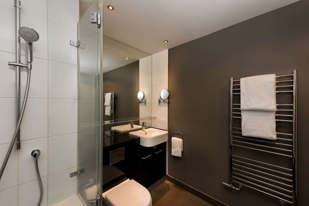 adina apartment hotel frankfurt neue oper studio room bathroom