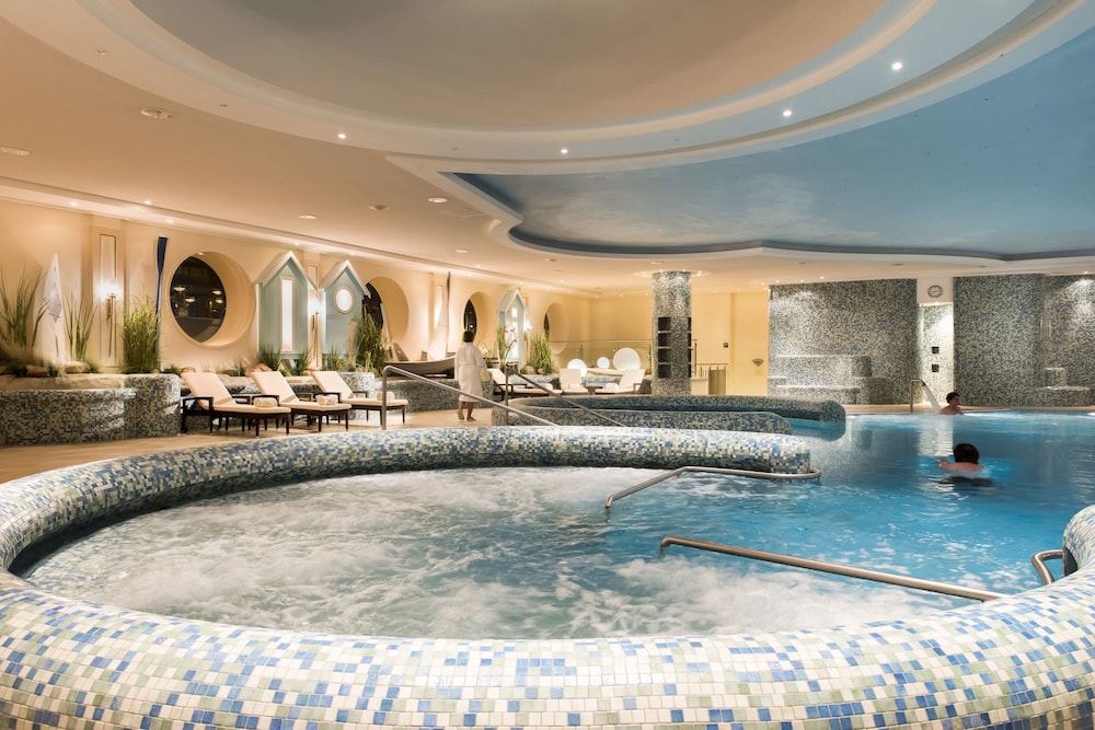 Indoor spa tub