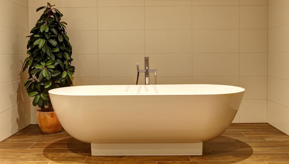 Deep soaking bathtub