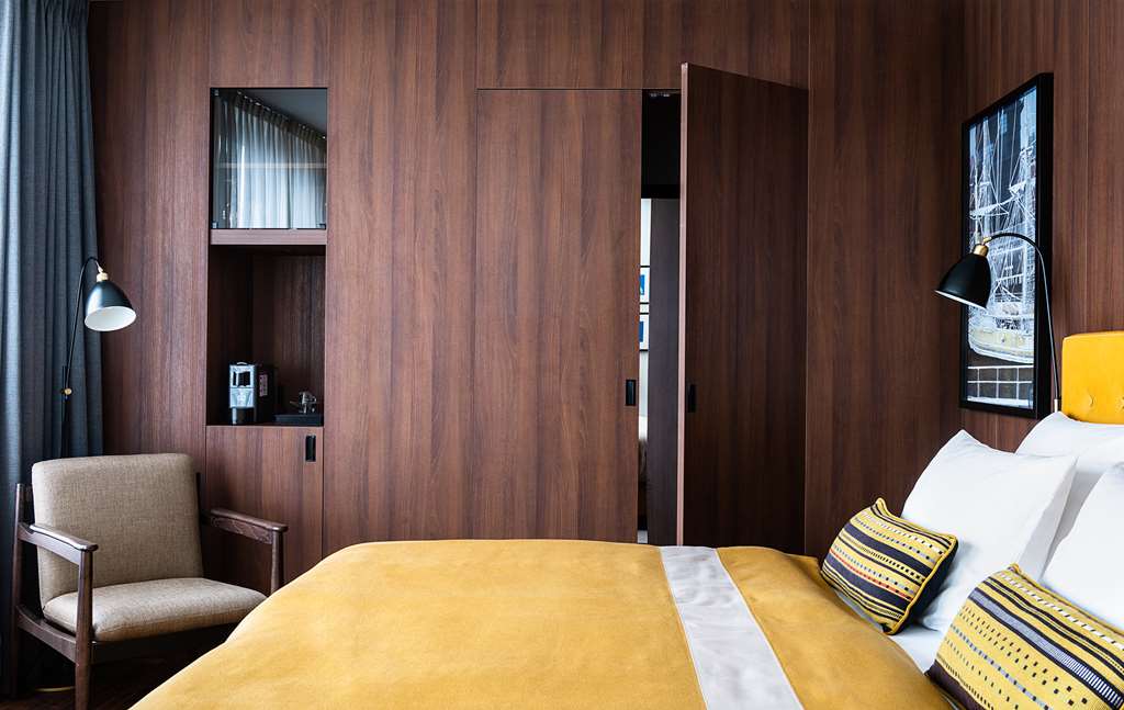 ameron speicherstadt zimmer premium gelb speicherstadt bett seite sessel quer