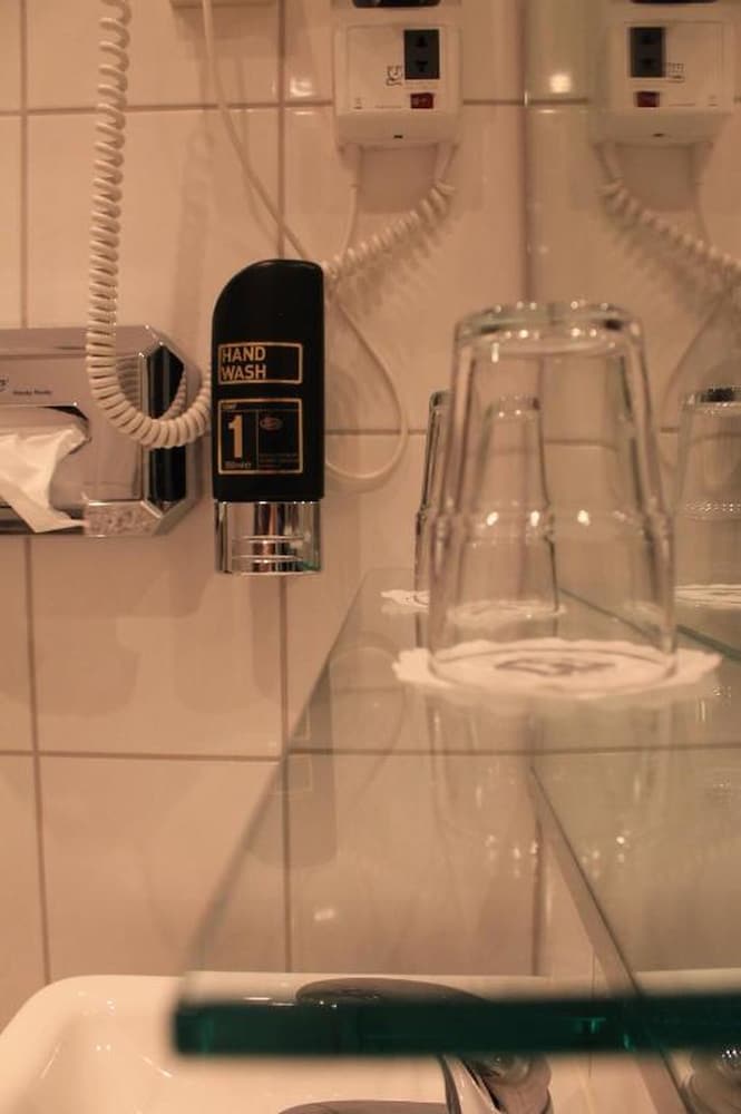 Bathroom amenities