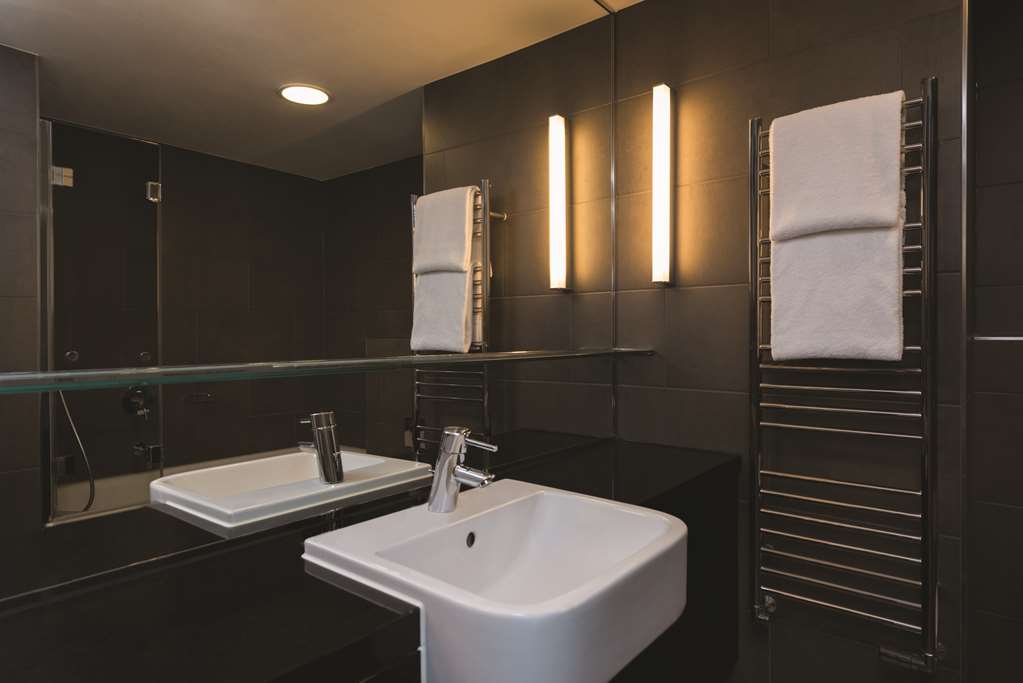 adina apartment hotel hackescher markt one bedroom apartment bathroom