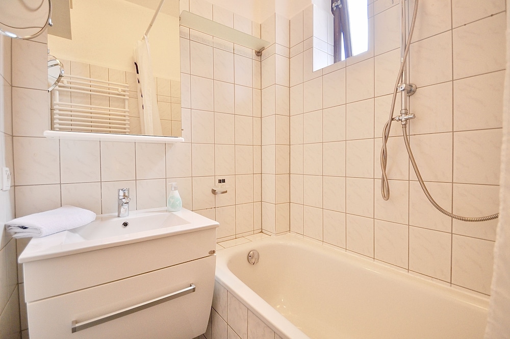 Deep soaking bathtub