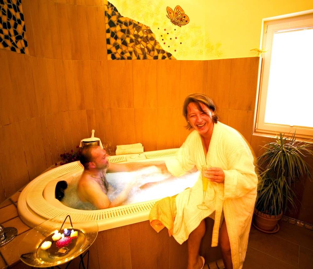 Indoor spa tub