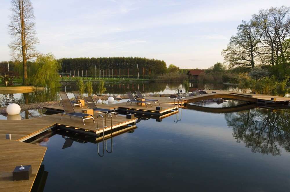 schwimmteich mit fussballplaetzen original