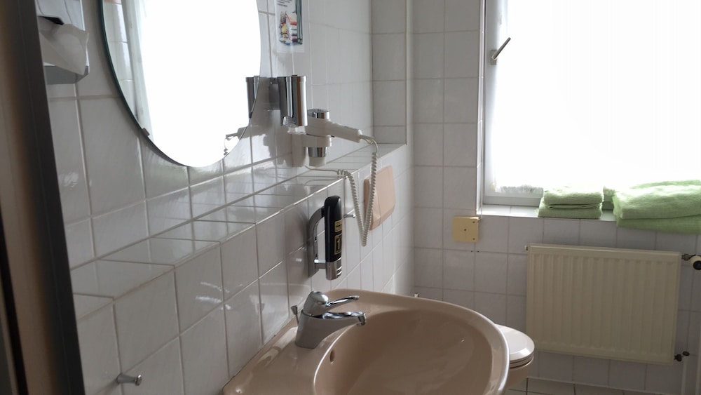Bathroom sink