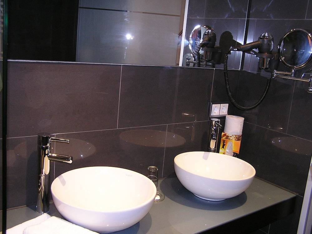 Bathroom sink