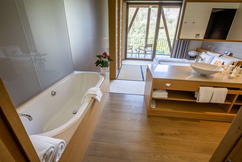 Deep soaking bathtub