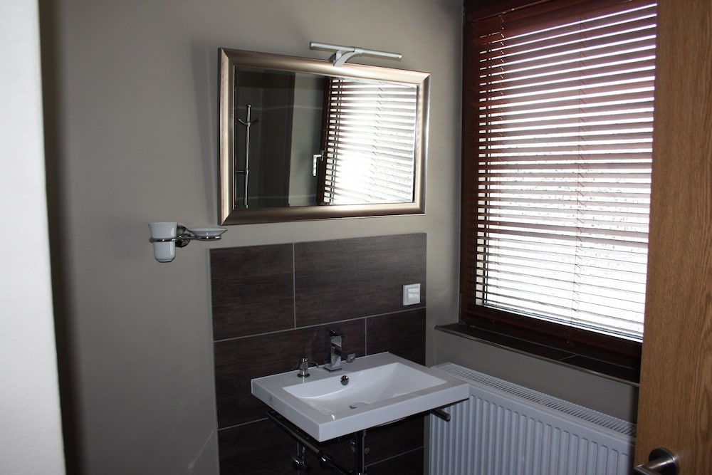 Bathroom sink