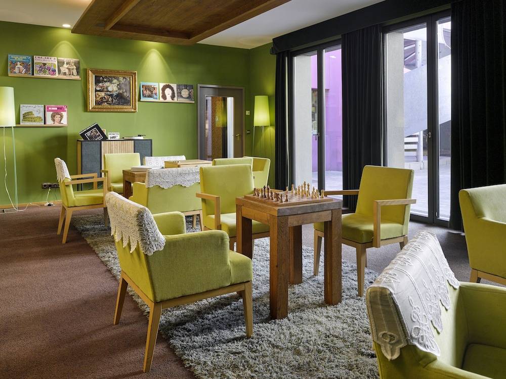 Lobby lounge